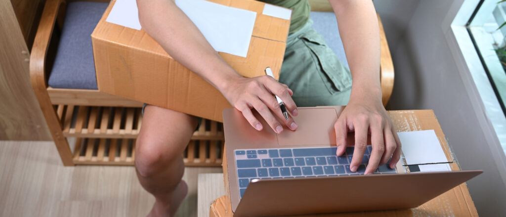 Primeros Pasos Tras Instalar Prestashop: Configuración Básica 1 Propietario De Una Pequena Empresa De Tiro Recortado Que Trabaja Con Una Computadora Portatil En Casa