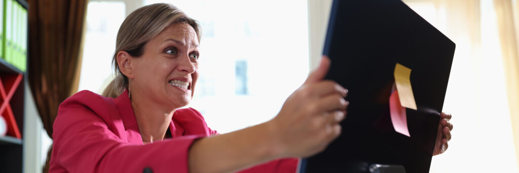 Cómo Acceder Al Panel De Administración De Tu Tienda 1 Retrato De Mujer Enojada Y Estresante Sacudiendo La Pantalla De La Pc Mujer Con Exceso De Trabajo Mirando La Pantalla 1